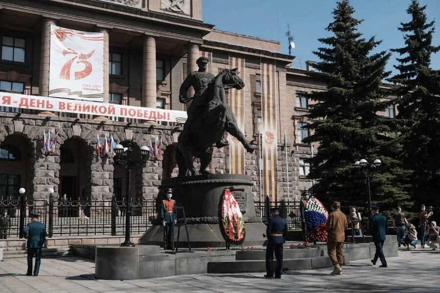 Накануне Дня Победы в Екатеринбурге возложили цветы к памятнику маршалу Георгию 