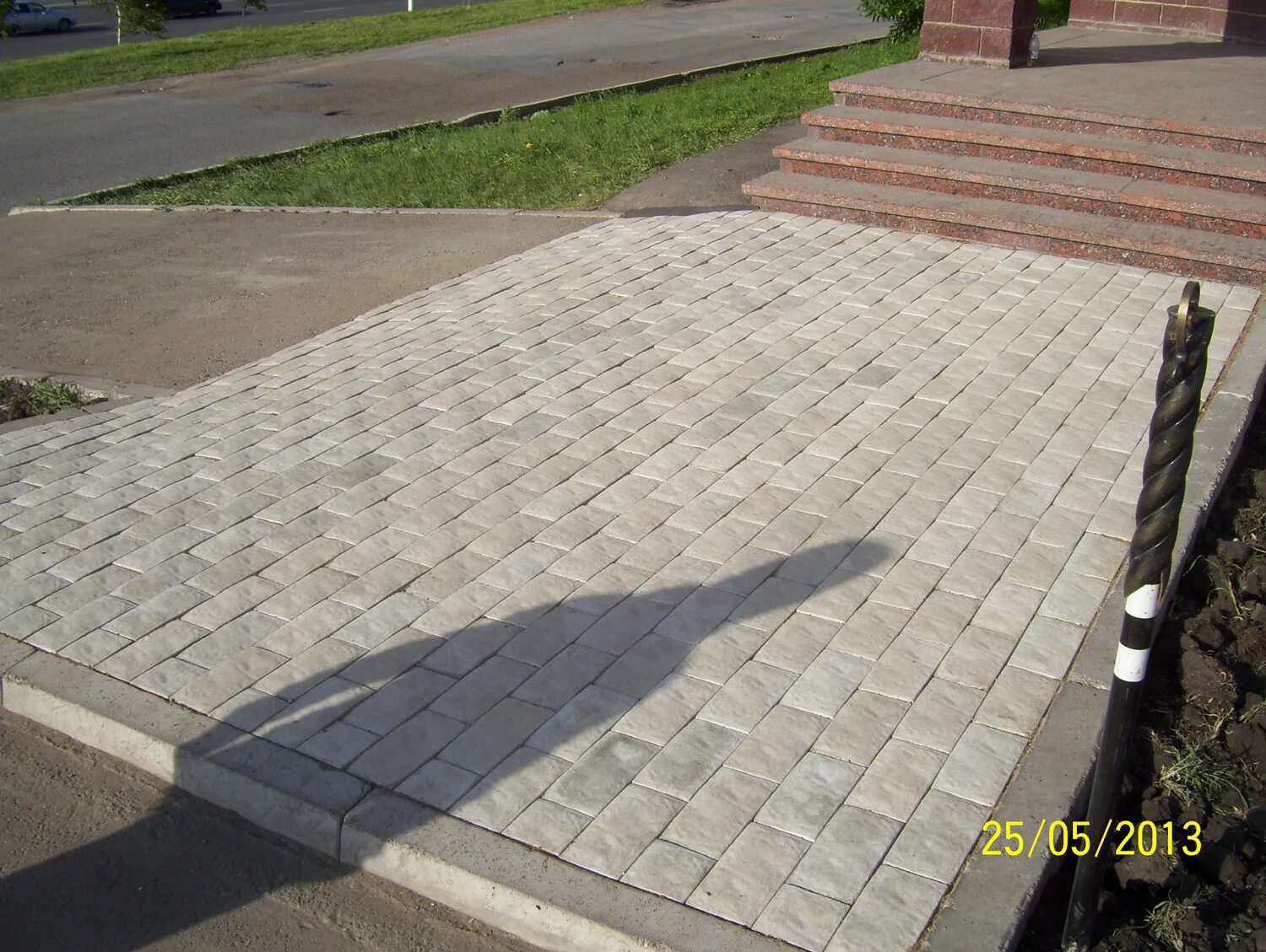 Пешеходная зона. Укладка тротуарной плитки в уфе. Тротуарная плитка английский булыжник. Курск гололед уборка дворов 2022. Бульвар славы уфа.