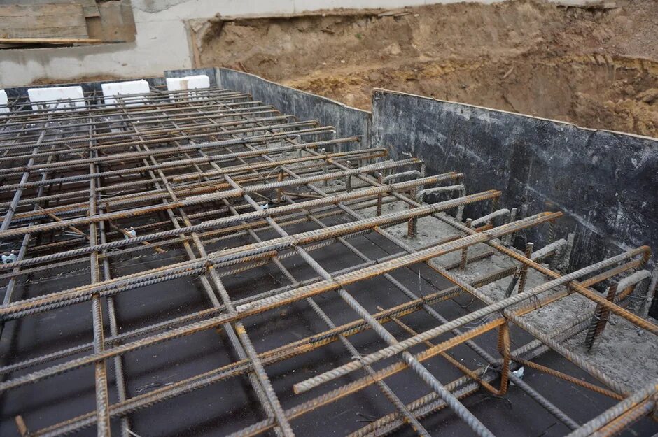 Армирование плиты 80 мм. Монолит каркас арматура. Армокаркас монолитной плиты. Армирование плиты 140мм. Армирование плиты 700 мм.