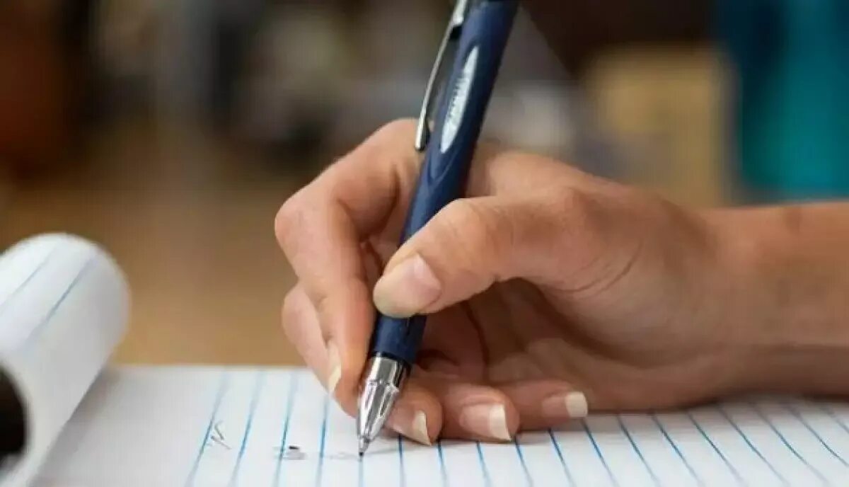 Ручка пишет. Шариковая ручка с калькулятором. Шариковая ручка бизнес класса. Ручка staff. Written with a pen