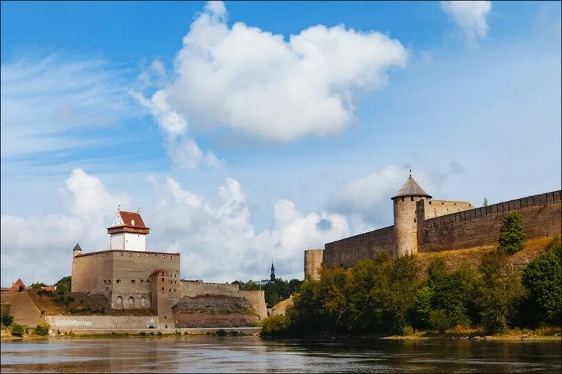 Ивангород закрыт. Ивангородская крепость и нарвский замок. замок ивангород и нарва. ивангородская крепость эстония. две крепости ивангород и нарва.
