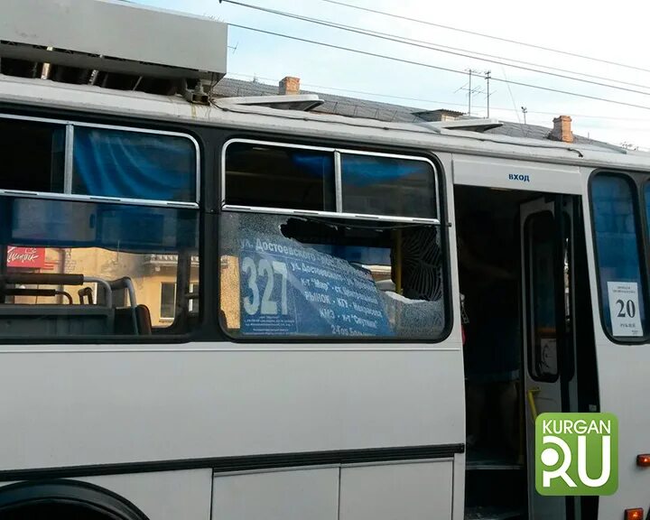 В окне автобуса поплыл. Разбитые окна в автобусе. ПАЗ С окнами на крыше. Автобус кирпич. Кирпичная маршрутка.