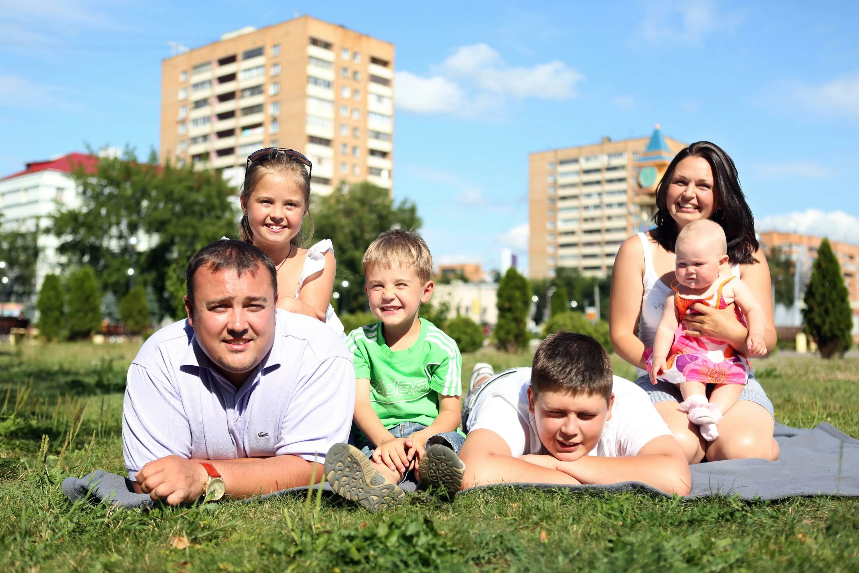 семья. радостные дети и взрослые. семья взрослые дети. встреча с родственниками. радостные дети и взрослые.