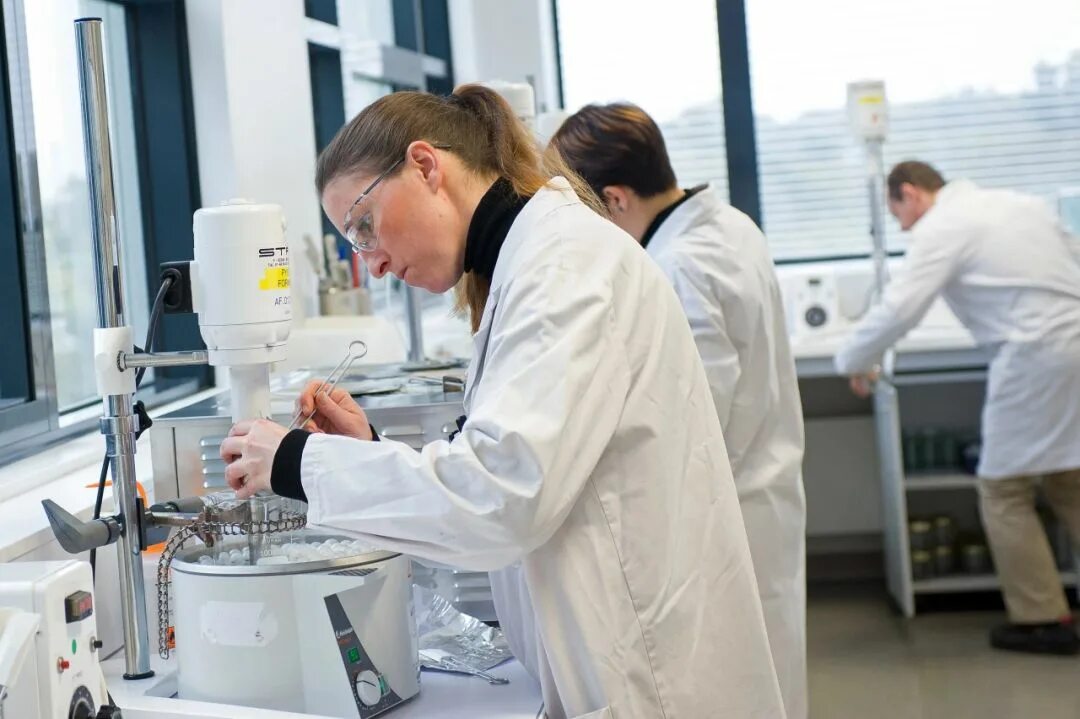 Эфирные масла в пищевой промышленности. Грасс франция музей парфюмерии. Фрагонар фабрика духов во франции. Завод во франции эфирных масел грассе. Оборудование парфюмера.