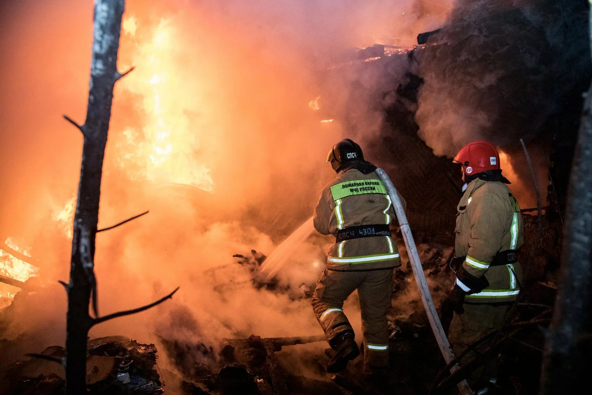 Мчс опасная работа. Мчс рф спасатель. Спасатель. Мчс спасает. Спасатель мчс.