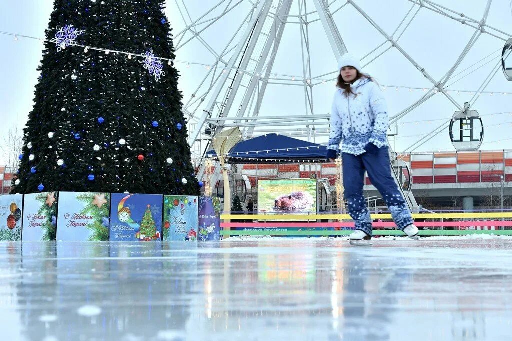 В каком городе каток. Сказка парк Крылатское каток. Ледовый каток Москва. Каток в парке сказка Крылатское. Каток сказка в Крылатском.