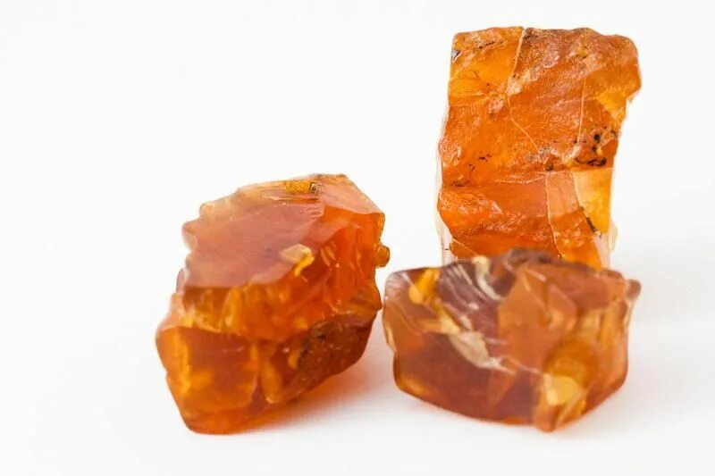 Сердце амбры. Амбра Янтарная. Янтарь амбра. Янтарь Расколотый. Burmese Amber "burmite".