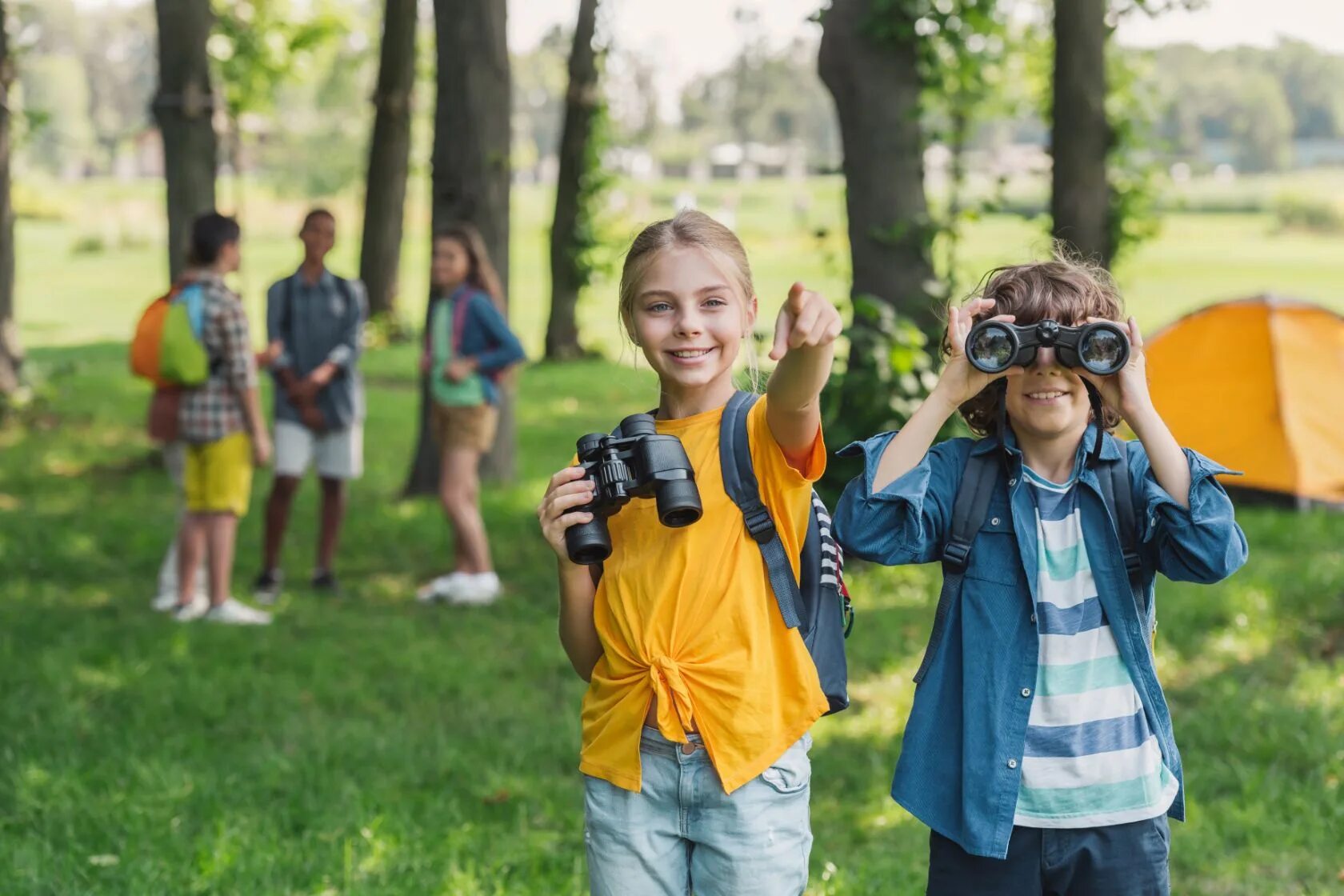 Child focus. Дети туристы. Бинокль для детей. Бинокль в походе. Фокусы для детей.