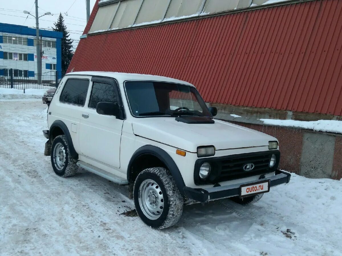 Купить ниву в нижнем новгороде дилер. Белая Нива ВАЗ 2131 на черных штампах. Белая Нива на штампах. Нива на 15 штампах. Белая Нива Урбан на штампах.