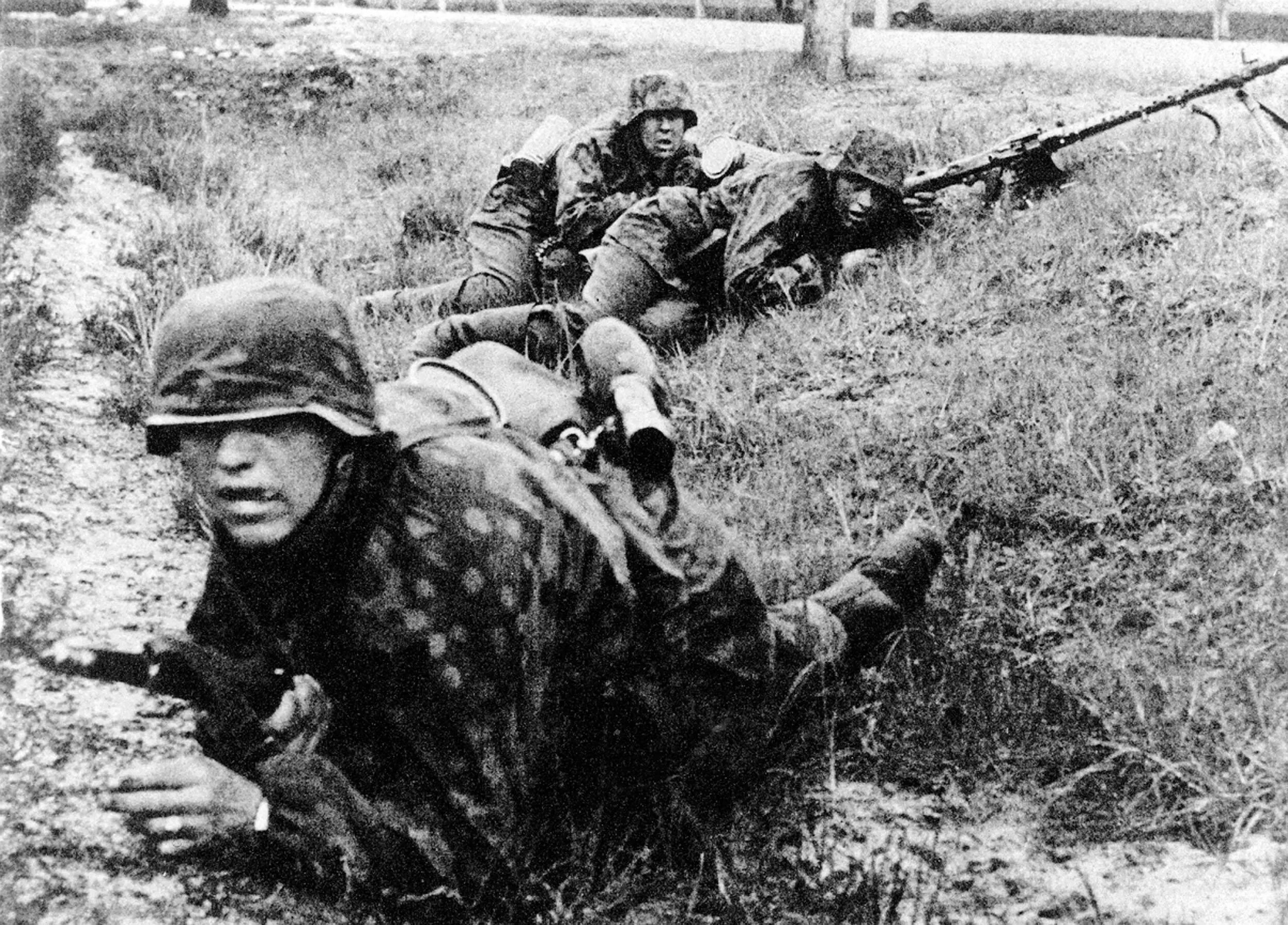 Сс восток. Солдаты Ваффен СС на Восточном фронте. Солдаты Waffen SS. Убитые солдаты Ваффен СС.