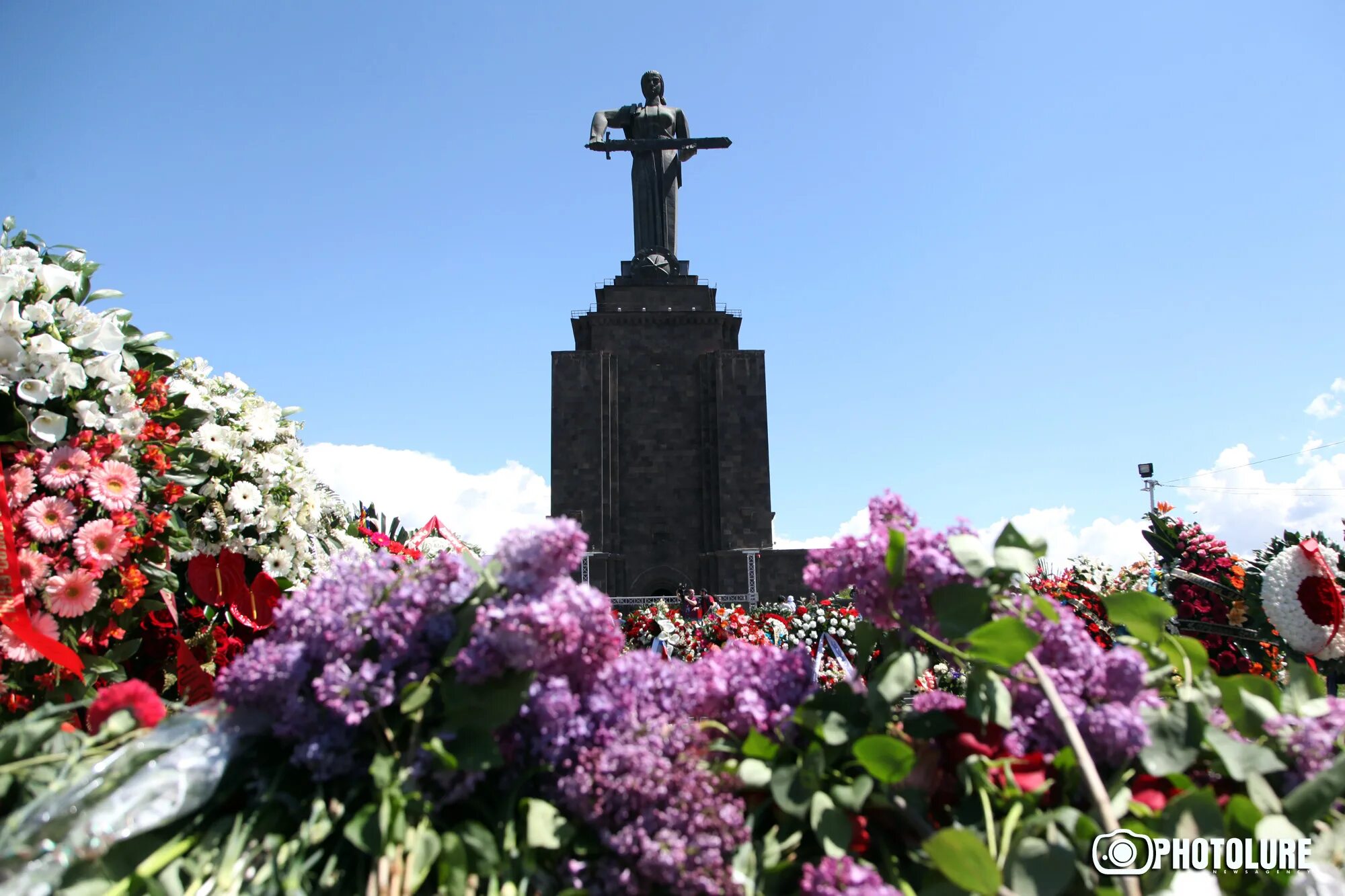 Ереван парк Победы мать Армения. Монумент парк Победы Ереван. Монумент Родина мать в Ереване. Мать Армения памятник в Ереване.