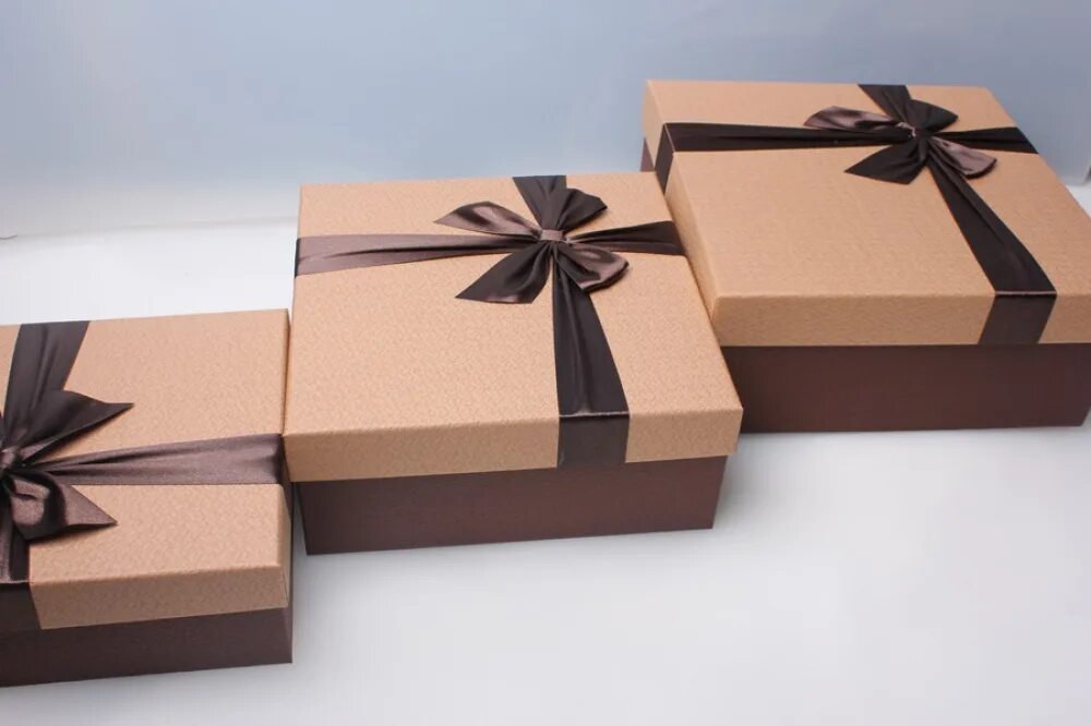 Коробки квадратные большие. Квадратная коробка для подарка. Подарочная коробка квадрат. Персонализация подарков. Подарочные коробки фирм.
