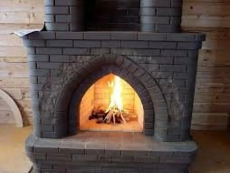 камин из кирпича. камин из огнеупорного кирпича. камин на даче из кирпича. кладка каминов. камин кирпичный.