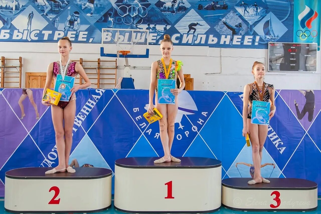 Пьедестал награждения. Пьедестал для награждения спортсменов. Спортивное соревнование пьедестал. 301313. Спортивный пьедестал.