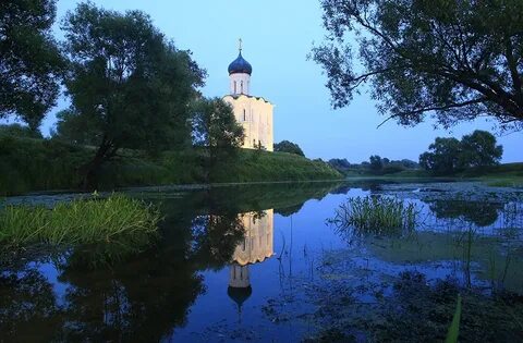 Церковь недалеко от боголюбова на берегу клязьмы