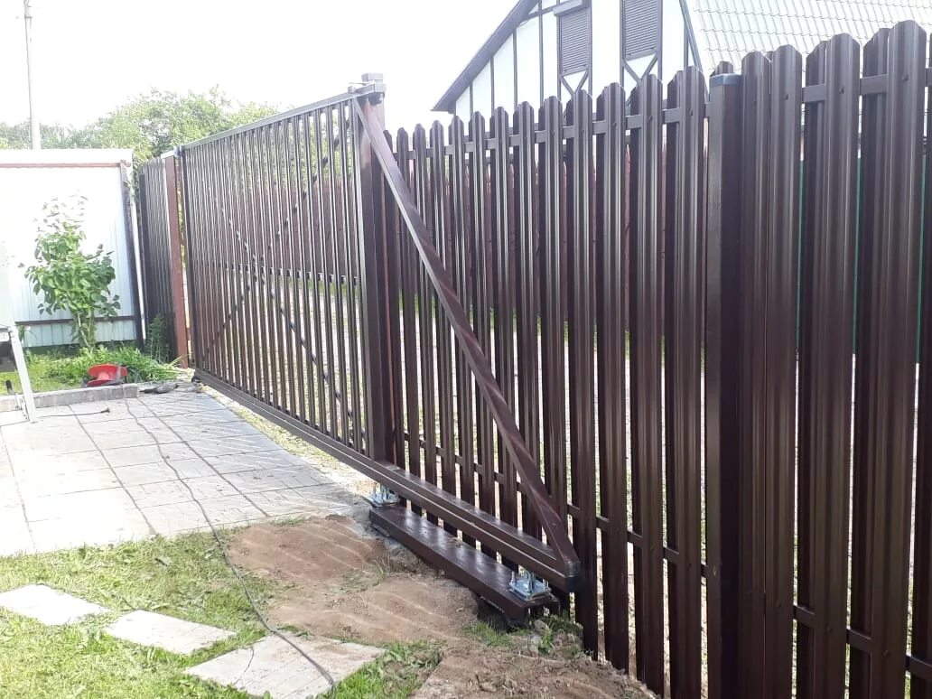 Калитка со штакетником рал. Откатные ворота евроштакетник 5м. Откатные ворота из евроштакетника. Откатные ворота евроштакетник ral8019. Откатные ворота из евроштакетника.