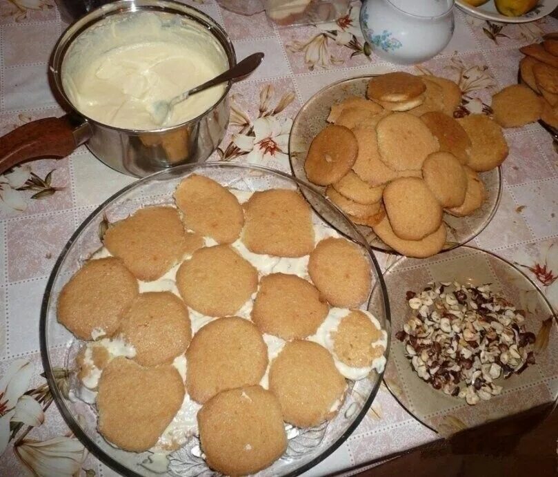 Манный торт. Выпечка с творогом и сметаной. Рецепт чего то из сметаны и сыра. Булочки с творогом из дрожжевого теста. Что постряпать со сметаной.