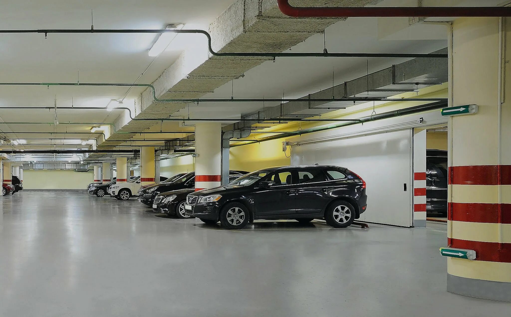 Parking lot 2. Подземная парковка. Подземная стоянка. Машина в подземном паркинге. Красивый паркинг.