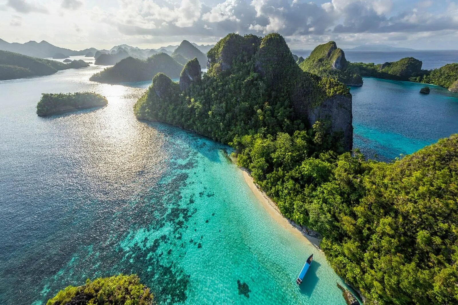 Что такое индонезия. Остров Бали Индонезия. Острова Раджа-Ампат. Бали (остров в малайском архипелаге). Бали (остров в малайском архипелаге) достопримечательности.
