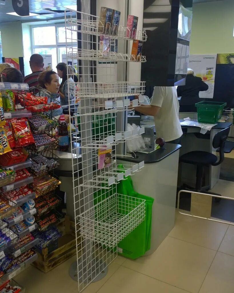 Кассовая зона в магазине продуктов. Оборудование для продуктового магазина. Кассовый бокс модерн экспо. Выкладка прикассовой зоны. Прикассовая зона продуктового магазина.