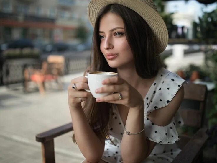 Песня девушка кофе. Девушка с чашкой кофе. кофейная девушка. девушка за столом.