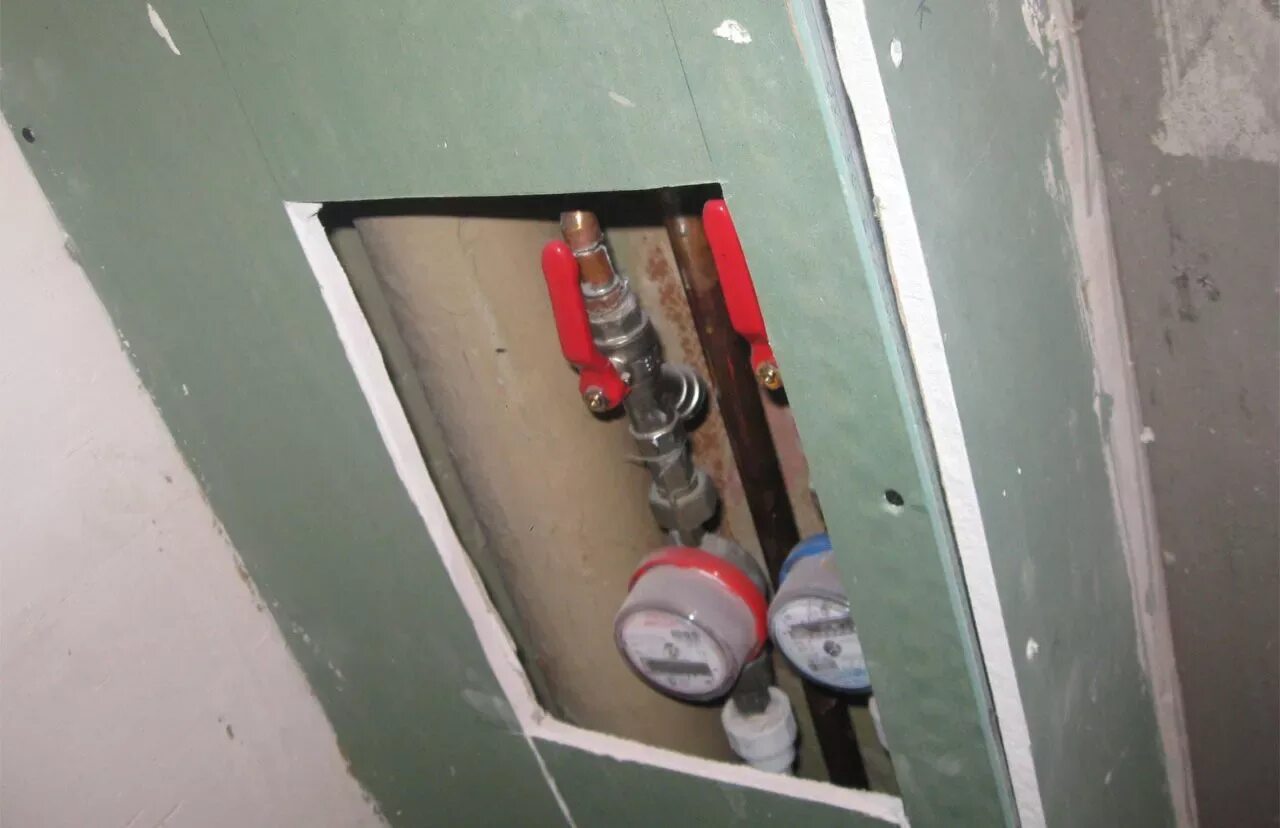 Как сделать короб в ванной закрыть трубы. Короб для труб в туалете. Короба для труб в тулет. Зашивка труб из гипсокартона. Короб в туалете.