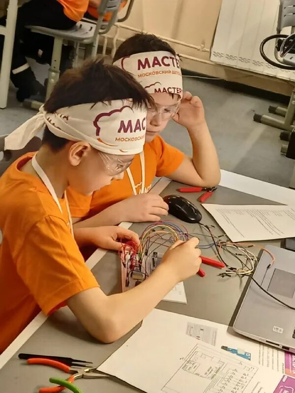 Семья мастеров московский детский чемпионат. Конкурс мастерята. Номинация креатив. Номинации года для детей. Ребята мастерята маски для праздника издательство росмэн.