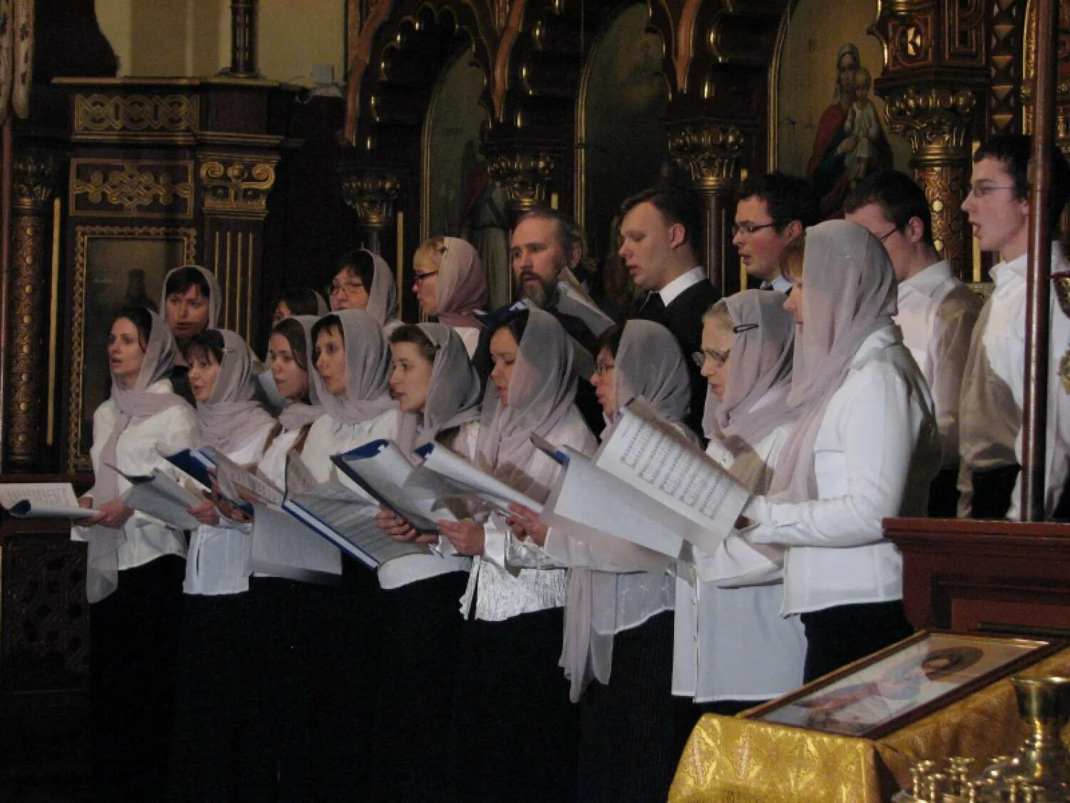 Православное церковное пение. Регент церковного хора в храме Василия Великого Омск. Церковный хор 16 века в России. Церковный хор древней Руси. Маковский певчие на клиросе.