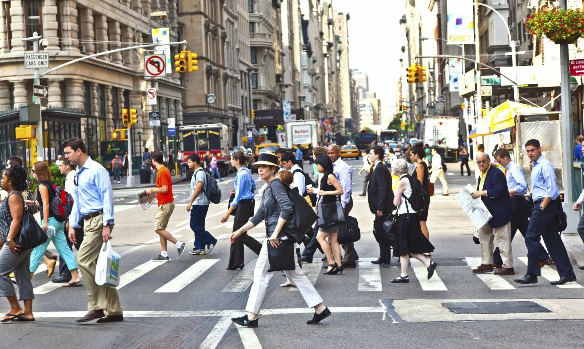 Жизнь постоянное движение. Люди в городе. Спешащие люди в городе. Люди идут по улице. Идущие люди в городе.