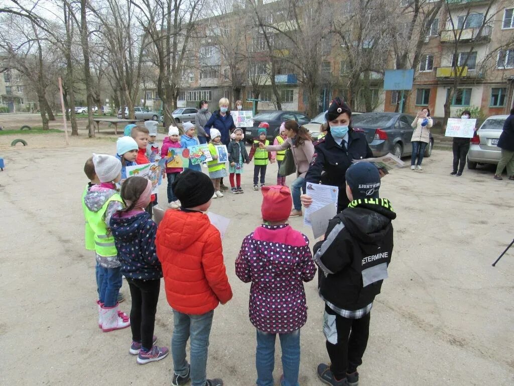 Во дворе гуляют 17 человек. Праздник день двора. дети гуляют во дворе. люди гуляют во дворе озерск. город котлас дети гуляют во дворе.