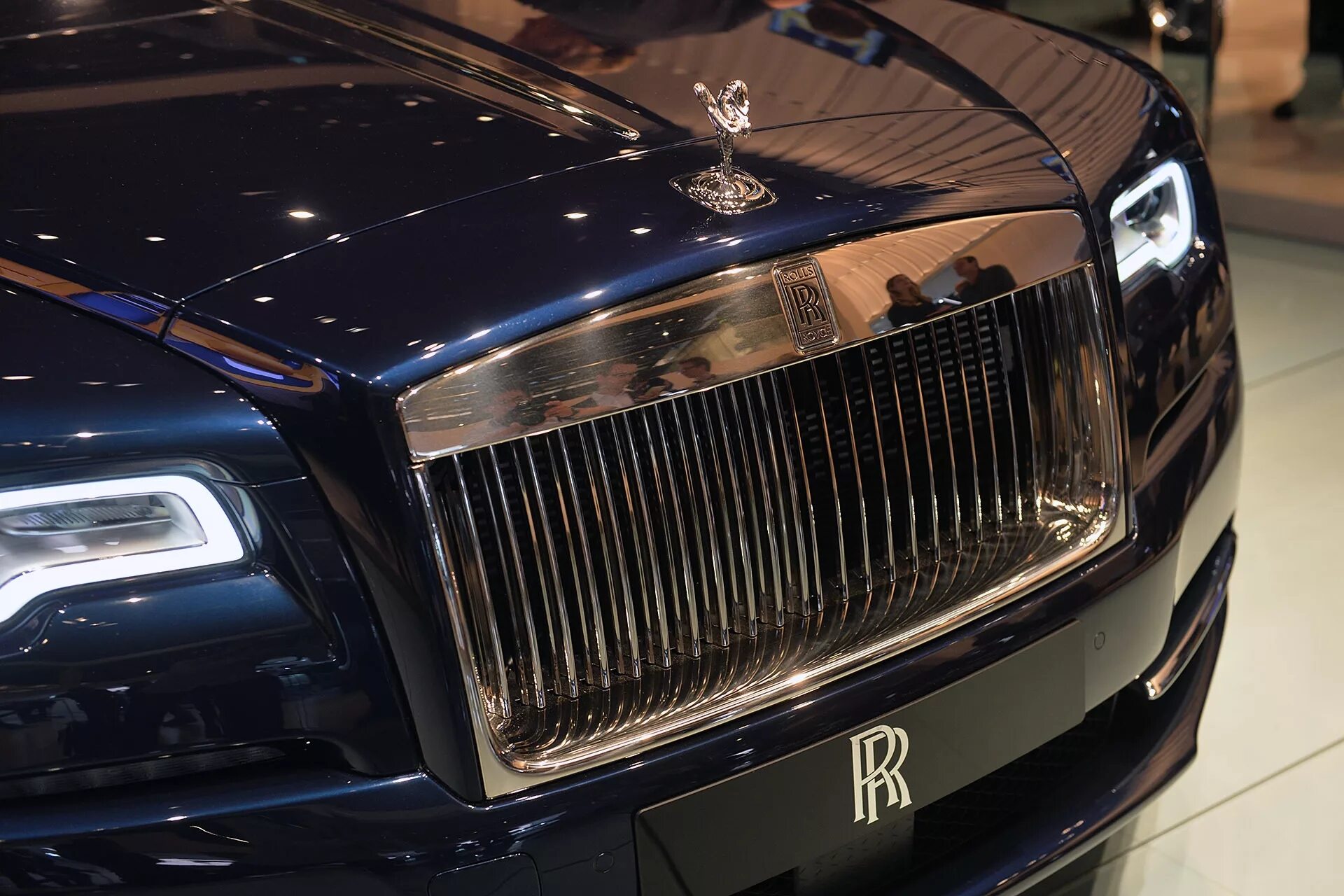 Звезды дороже чем ролс ройс. Rolls Royce Dawn. Rolls Royce решетка радиатора. Радиатор Роллс Ройс. Фары Роллс Ройс Фантом.