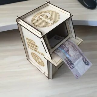 Денежная копилка с деньгами внутри