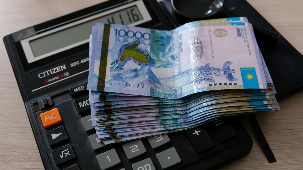 Тенге зарплата. Заработная плата Казахстан. Зарплата в Казахстане. Увеличение МРОТ. 11 миллионов тенге в рублях