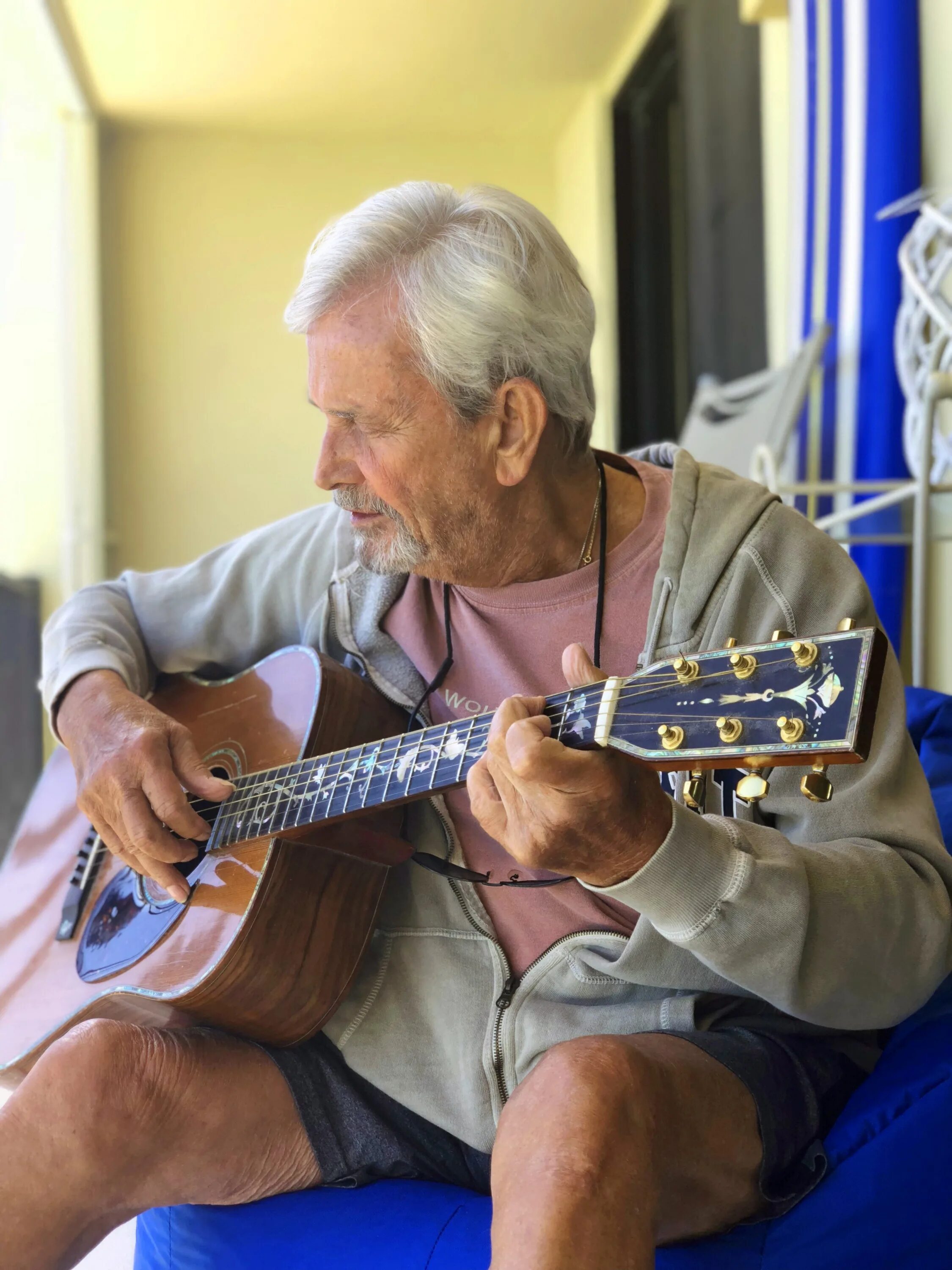 Деда исполняет. Старик с гитарой. Старый дед с гитарой. Дедушка с гитарой. Дед гитарист.