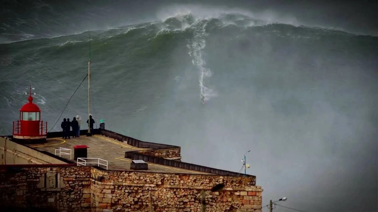 Самая высокая волна. Гарретт Макнамара Назаре. Назаре рекорд волны. Гарет Макнамара в Назаре. Самые высокие волны в мире в Назаре Португалия.