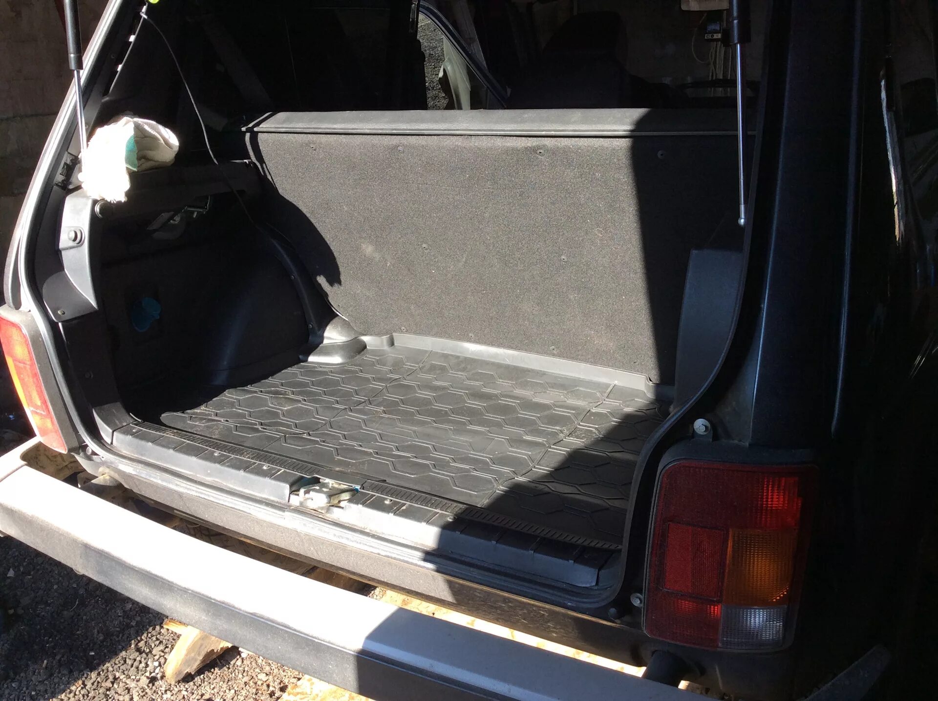 Пластик багажника нива урбан. Облицовка багажника нива. Обивка багажника 21214. Обивка двери багажника нива. Обивка багажника 21214.