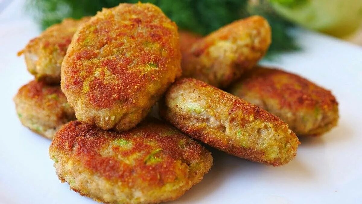 Фарш можно добавить кабачки. Котлеты. мясные котлеты с кабачком. котлеты из кабачков с фаршем. котлеты из фарша говядины.