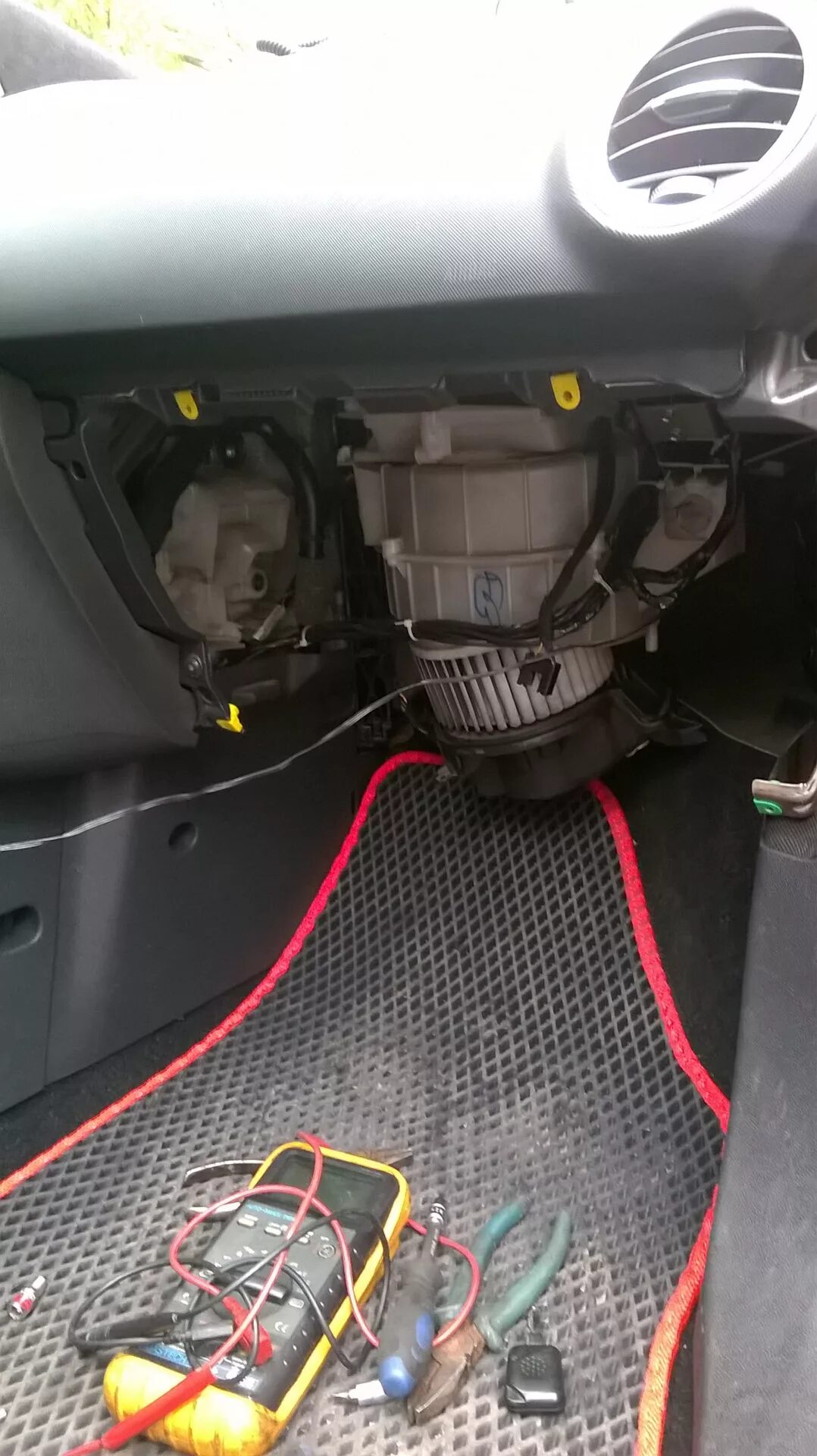 Печка opel corsa d. Разъём на мотор печки corsa. разъём печки опель корса д. разъем на мотор печки корса д2008. провода моторчика печки опель корса д.
