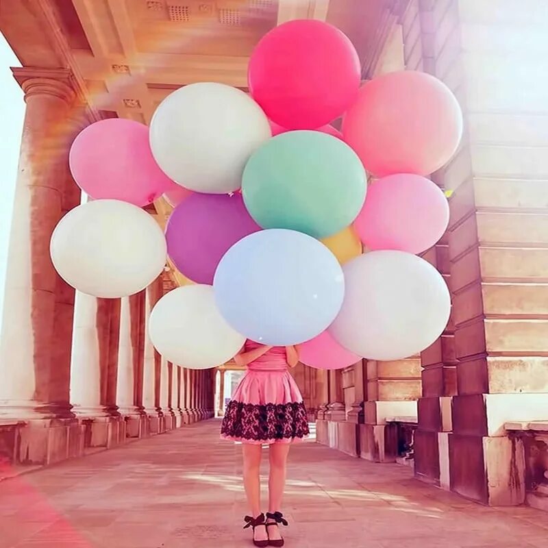 С днем рождения девочка с шарами. Воздушный шарик. Шары с днем рождения. Девушка с воздушными шарами. Красивые шарики.