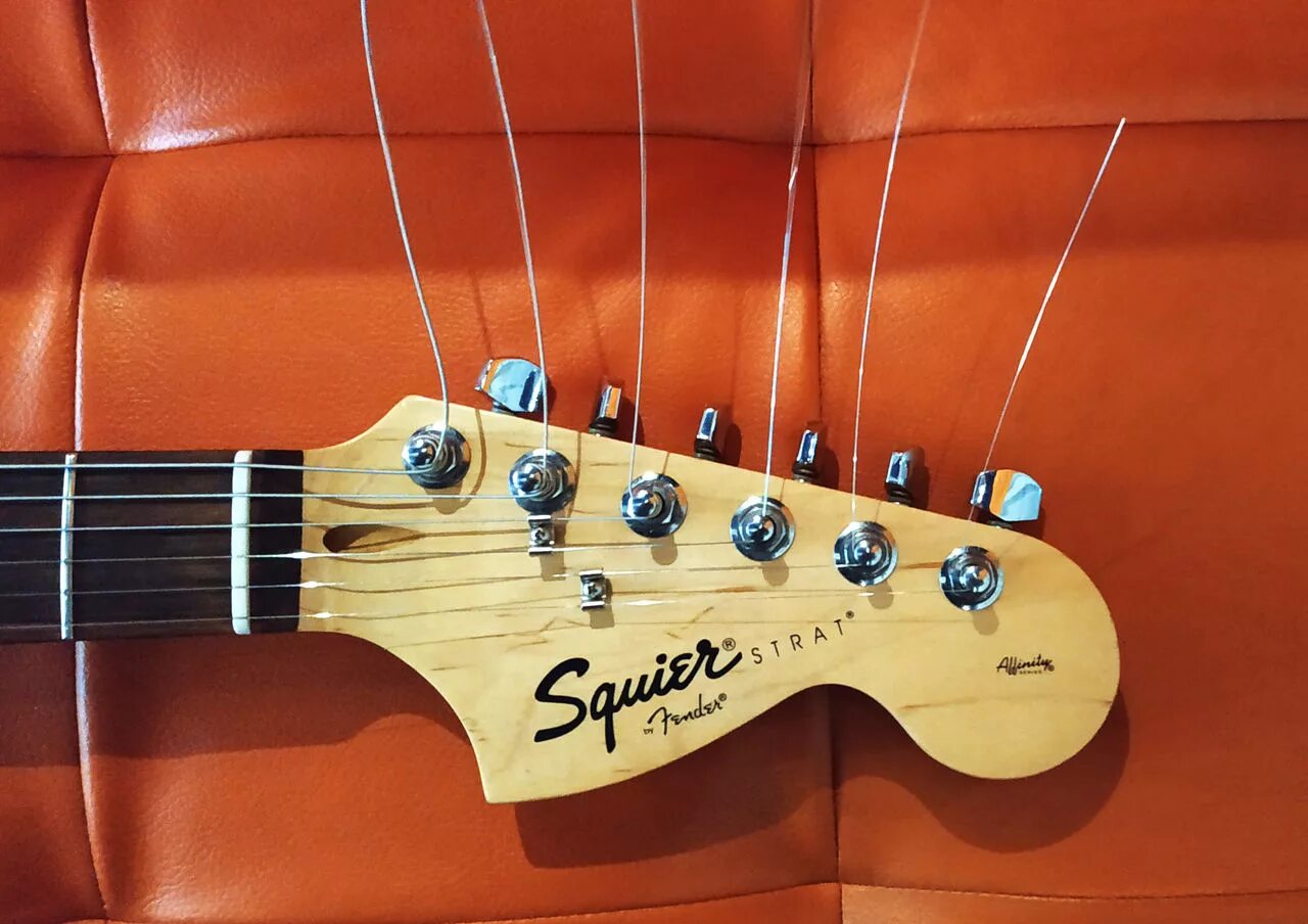 Струны fender. Fender squier affinity гриф. fender stratocaster гриф. fender stratocaster голова грифа. fender stratocaster головка грифа.