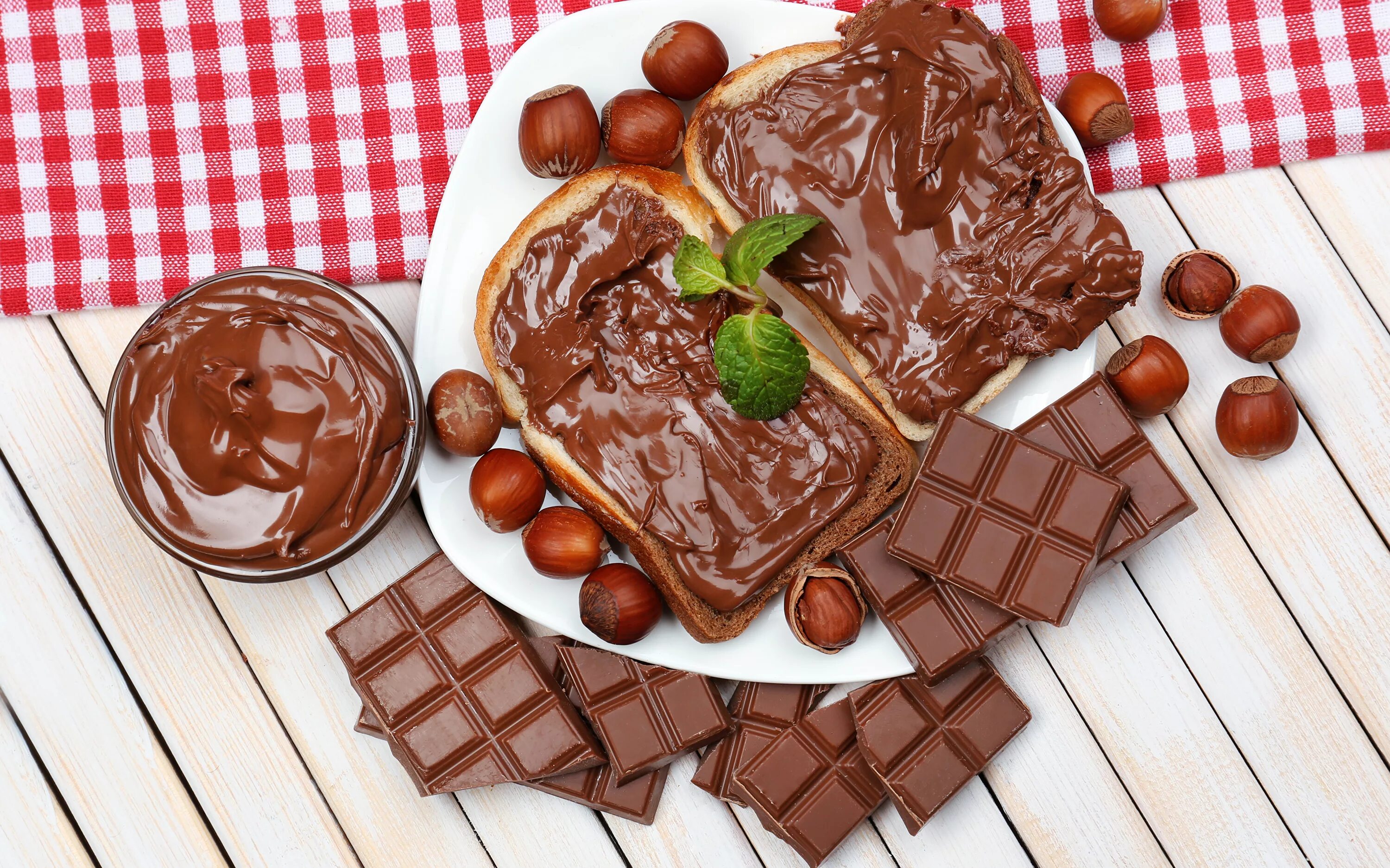 Шоколад столе. Шоколадная паста Chocolate Hazelnut Cream. Chocolate Hazelnut шоколад фундук. Хлеб с шоколадом. Бутерброд с шоколадом.