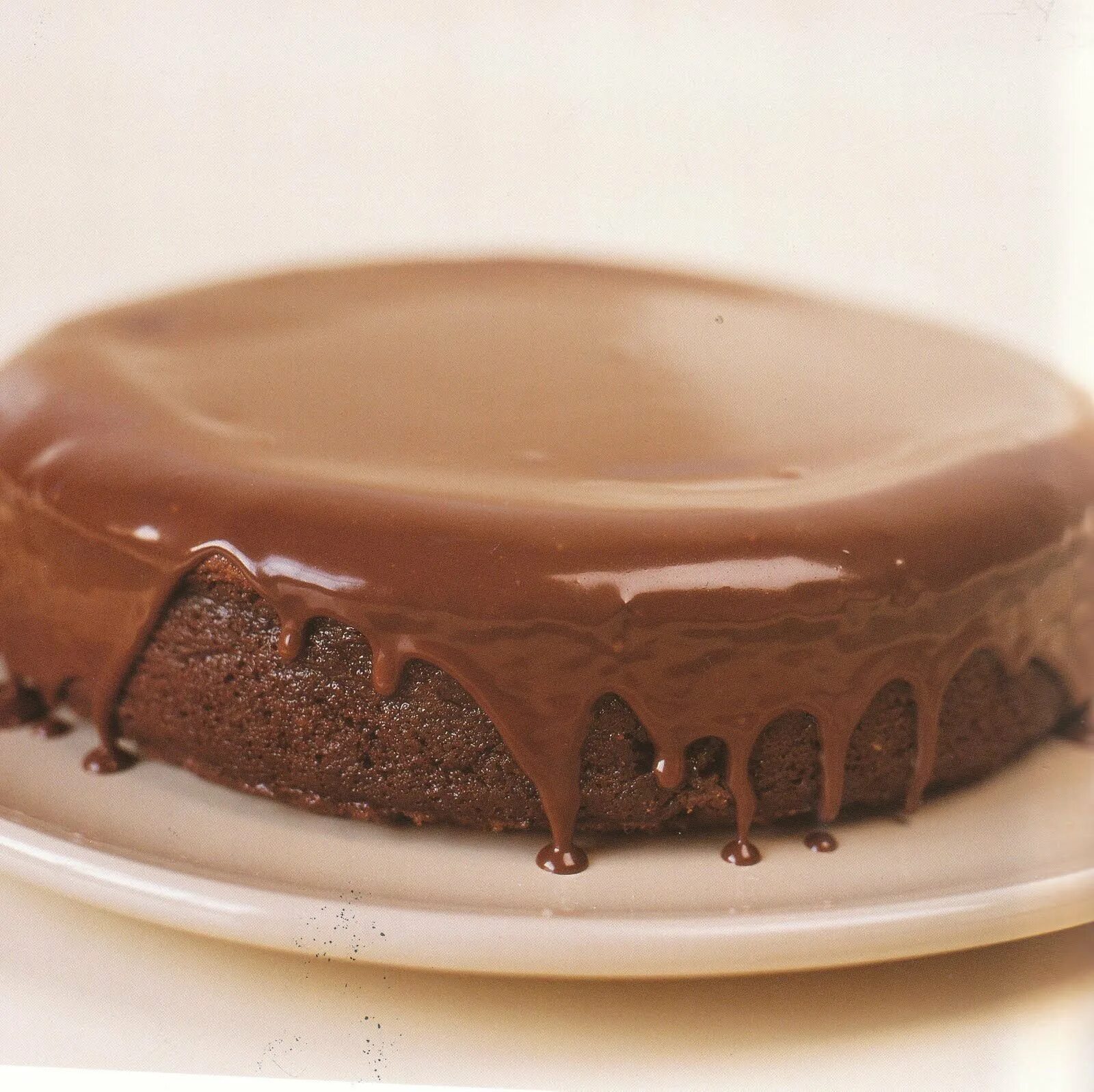 Глазурь для торта из плитки. Шоколадная глазурь. Торт с шоколадной глазурью. Шоколадный торт с шоколадной глазурью. Шоколадный глаз.