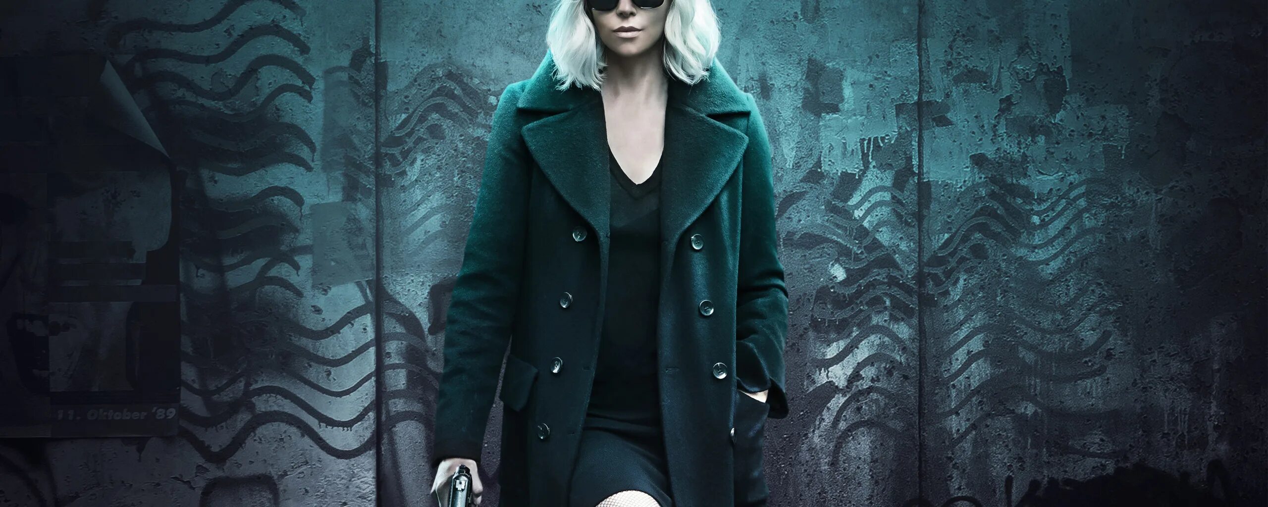 Atomic blonde. Шарлиз Терон взрывная блондинка. Взрывная блондинка (2017) Постер. Шарлиз Терон взрывная блондинка обои.