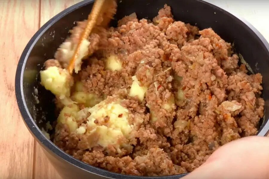 Мясной фарш пюре. Толченка с фаршем. картофельное пюре с фаршем. картошка пюре с фаршем. толченая картошка с фаршем.