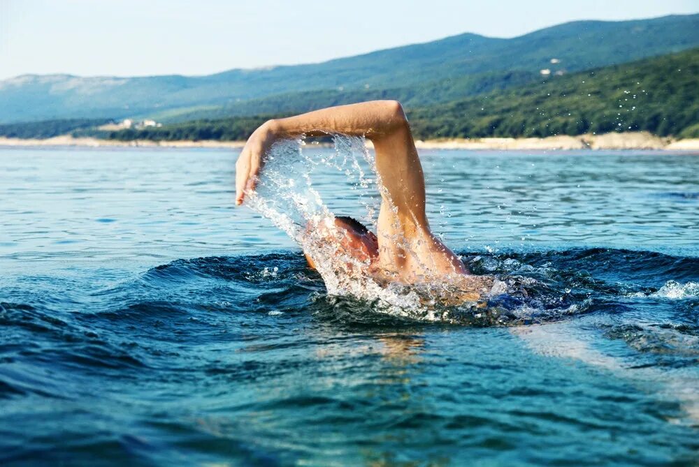 Плавать в море. Человек плывет. Человек плавает в море. Вода плавание.