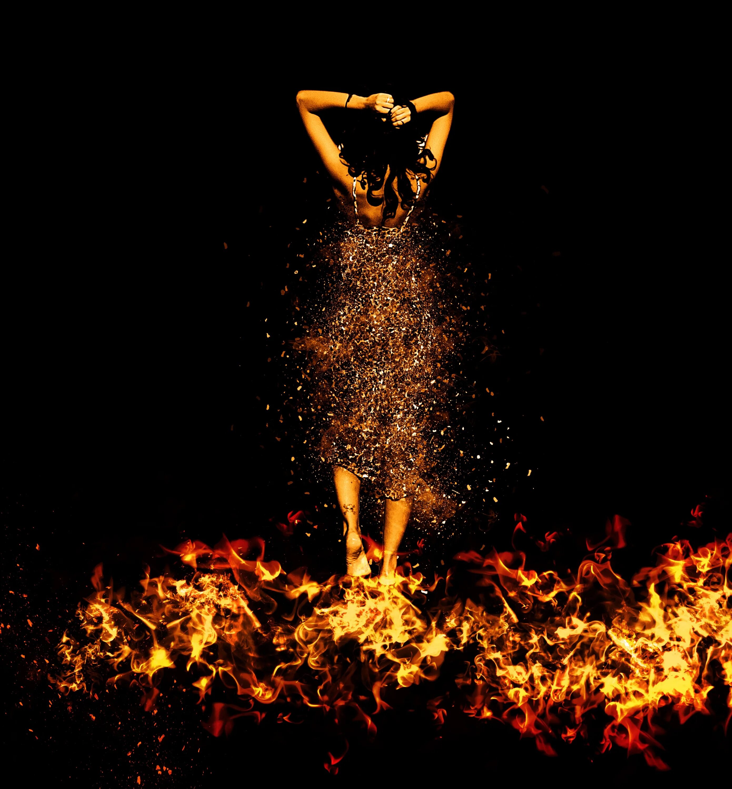 Женщина огонь. Девушка танцует в огне. Огненная девушка. Танец огня.