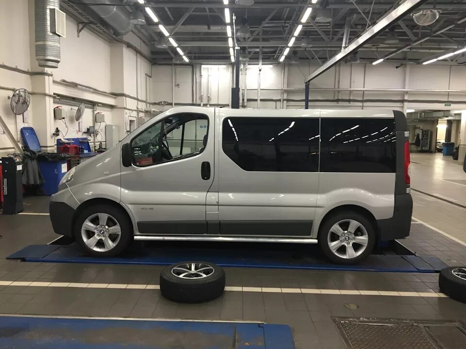 Рено трафик тюнинг. Opel vivaro 2007. Опель виваро тюн. Диск колесный рено мастер 2. Литые диски на рено мастер 2.