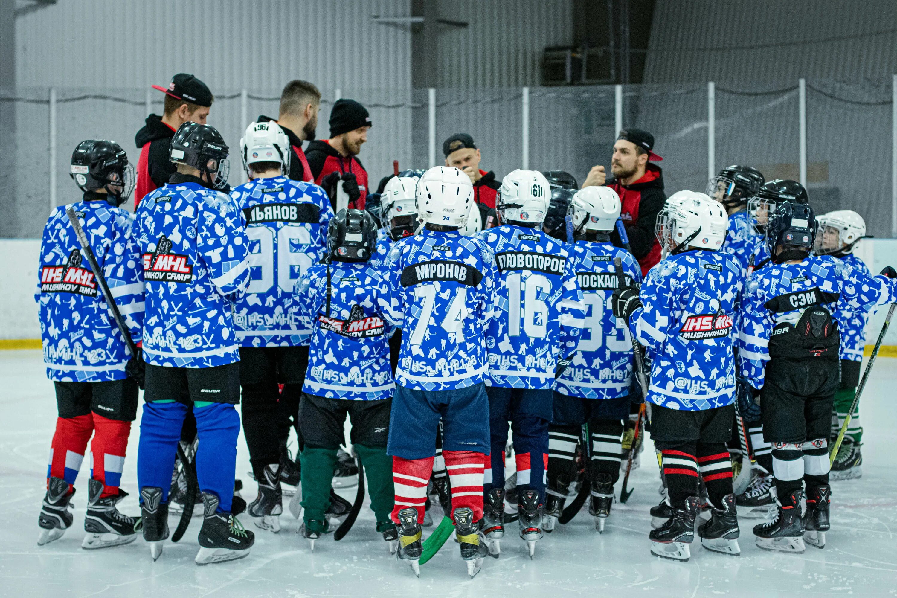 Hockey schools. Хоккейные сборы. Летние хоккейные сборы. Весенние хоккейные сборы. Хоккейные сборы Москва каток клюшка.