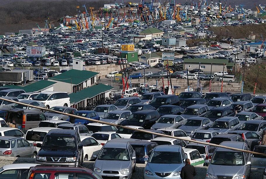 Сколько автомобилей во владивостоке. Владивосток рынок японских авто зеленый угол. Зелёный угол Владивосток. Зелёный рынок Владивосток. Зеленый угол в 2000.