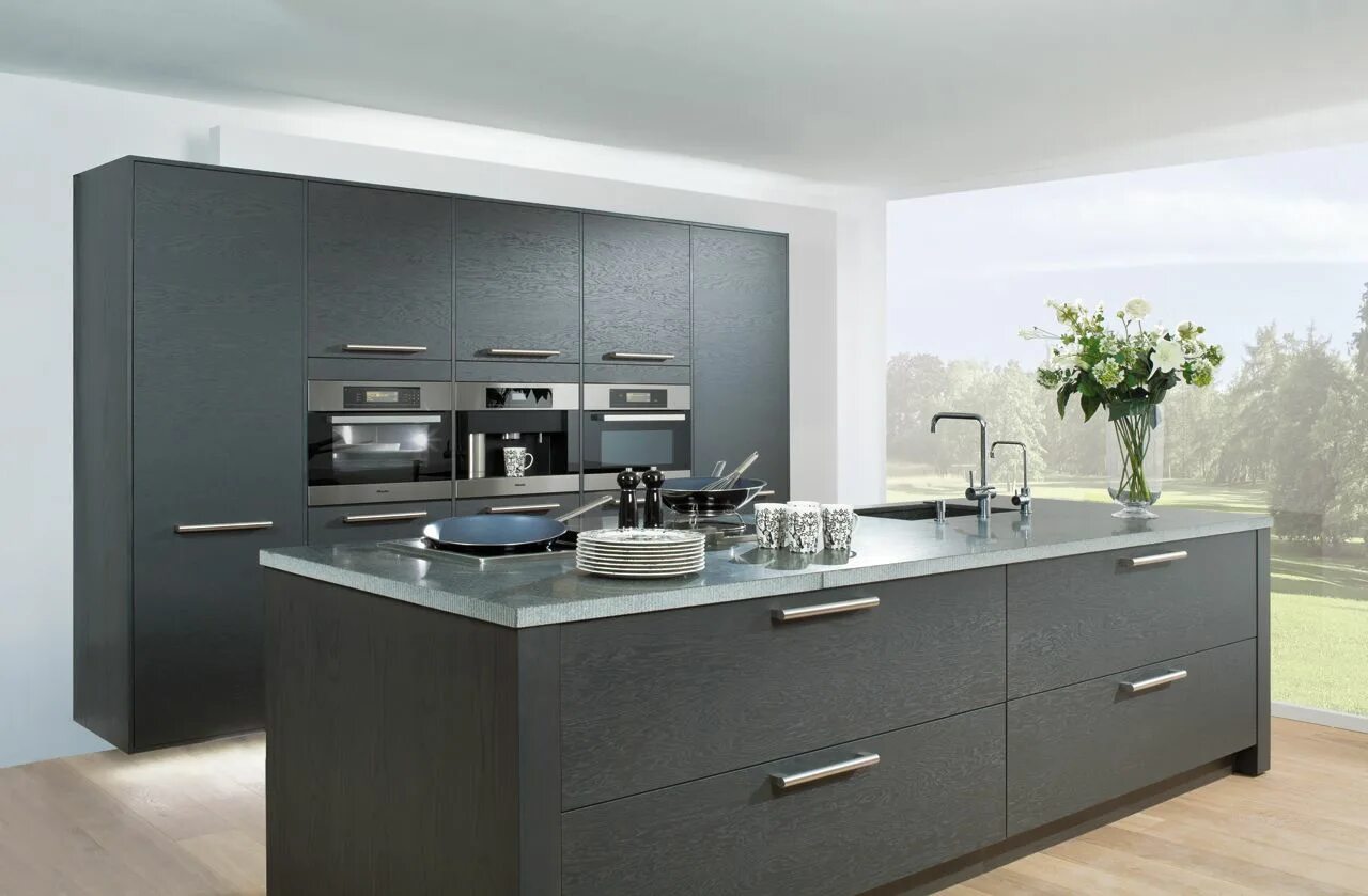 Кубанит серый в интерьере meubles de cuisine blanc laqué, crédence gris taupe et carrelage sol assorti Meu
